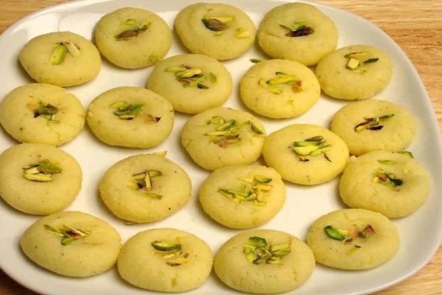 প্যাঁড়া: এই  মিষ্টি  উত্তর প্রদেশে, ভগবান  শ্রীকৃষ্ণের জন্মস্থান মথুরায় উদ্ভূত হয়েছে বলে বিশ্বাস। প্যাঁড়া দুধ এবং চিনি দিয়ে তৈরি করা হয়। এর সবচেয়ে জনপ্রিয় সংস্করণ হল কেশর প্যাঁড়া। 