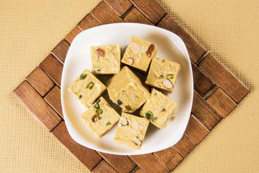 সোন পাপড়ি:  সোন পাপড়ির জন্ম উত্তর ভারতে। এই মিষ্টি মুখে দিলে তুলোর মতো গলে যাবে। মূলত দীপাবলি উৎসব উদযাপনে এটি অপরিহার্য।  এর মূল উপাদানগুলি হল ছোলার মিহি আটা, চিনির সিরাপ, ঘি , দুধ, এলাচ এবং বাদাম । এই মিষ্টিটি বাড়িতে তৈরি  করা কঠিন। এটিকে তুলতুলে টেক্সচার দেওয়ার জন্য বিশেষ পদ্ধতি মেনে চলতে হয়।