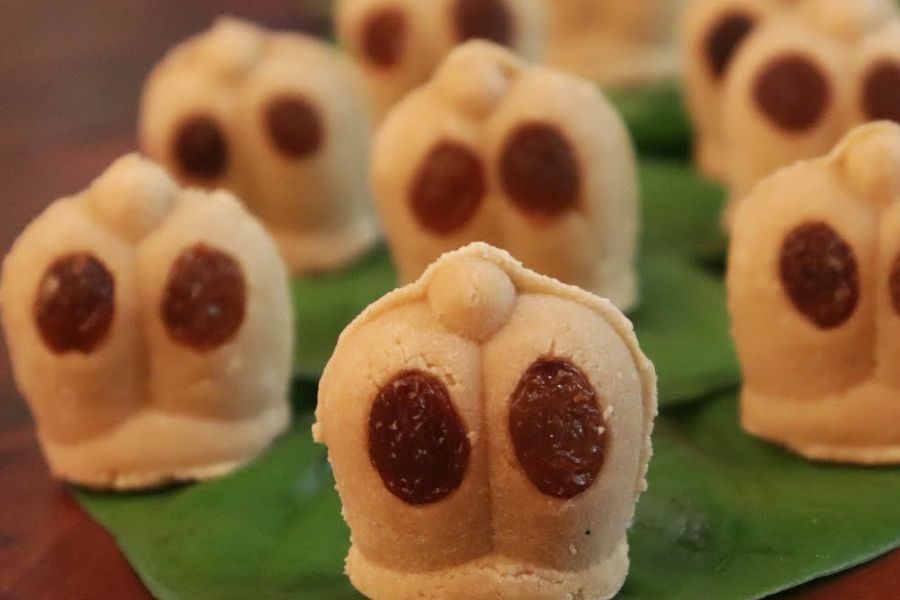 সে অনেক কাল আগের কথা। ময়রা বাড়িতে এল নতুন জামাই। তাঁকে কী চমক দেওয়া যায়, সে বিষয়ে ভাবতে ভাবতেই তৈরি হল ‘জলভরা’। মুখে দিতেই জামাই অবাক! আজও প্রসিদ্ধ সেই মিষ্টি। শীতের দিনে যা মুখে দিলে মোলায়েম গুড় মন ভাল করে দেবেই।  