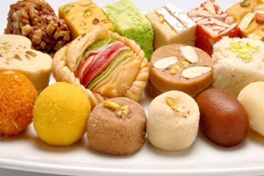  আসলে মিষ্টি শুধুমাত্র খাবার নয়, এ এক আলাদা আবেগ। জনপ্রিয় সব মিষ্টির সঙ্গেই জড়িয়ে আছে ছোট ছোট গল্পেরা। সেই সব গল্প মিষ্টির স্বাদ যেন দ্বিগুণ করে তুলেছে। দেশ জুড়ে তাই এত কদর এই পদের। বাড়ির যে কোনও অনুষ্ঠানেই সে মুখ্য ভূমিকায়। ভারতবর্ষের নানা রাজ্যের মিষ্টি স্থান বিশেষে আলাদা- স্বাদে, বর্ণে ও গন্ধে।  উৎসবের মুহূর্তে দেশের বিভিন্ন জায়গার মিষ্টি চেখে দেখতেই  পারেন।  না না, দেশ ঘুরতে হবে না! রেসিপি দেখে বাড়িতেই বানিয়ে ফেলুন বরং। 