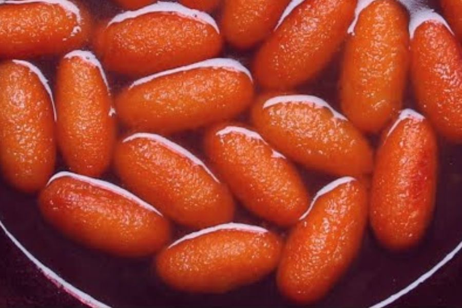 অন্য দিকে, এক ময়রা বাড়িতে মেয়ে জন্মালে ব্যবসার ভবিষ্যৎ নিয়ে চিন্তায় পড়ল পরিবার। এক দিন সেই বাড়ির কর্তা বাইরে যান। ফিরে এসে দেখেন মেয়ে এক নতুন মিষ্টি বানিয়েছে। দেখে তো মাথায় হাত বাবার! তবে বাবার দুশ্চিন্তা কাটিয়ে ক্রেতা মহলে সুনাম পেল সে মিষ্টি। আজও সে মিষ্টির চাহিদা আছে। নাম জানেন সেই মিষ্টির? আপনাদের সকলের প্রিয় ‘নিখুঁতি’। নাম কিন্তু সেই মেয়ের নামানুসারেই।