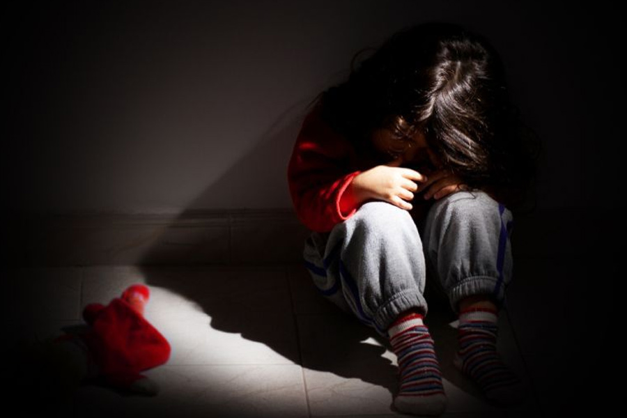 ১৯৫৭ সালে, নিজের ছোট বোনকে ‘আদর’ করতে গিয়ে মায়ের কাছে ধরা পড়ে যায় আট বছরের লোপেজ। মা তাঁকে মারতে মারতে বাড়ি থেকে বার করে দেন। ছোট্ট লোপেজ পালিয়ে যায় রাজধানী শহর বোগোতায়। জীবনের মোড় ঘুরে যায় সেখানেই। 