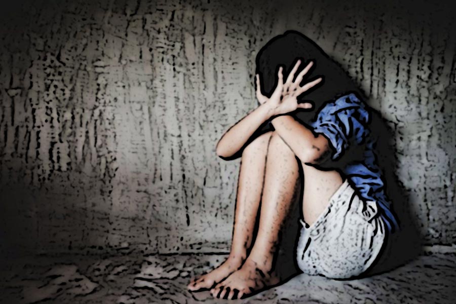 জেল থেকে বেরিয়ে পেরুতে চলে গিয়েছিলেন লোপেজ। সেখানেই ছোট্ট ছোট্ট মেয়েদের চিহ্নিত করে খুন করতে শুরু করেন তিনি। নিজেই জানিয়েছেন, ১৯৭৮ সালের মধ্যে ১০০-র বেশি নাবালিকাকে খুন করে ফেলেছিলেন তিনি। ওই বছর এক আদিবাসী সম্প্রদায়ের হাতে প্রথম বার ধরা পড়েন লোপেজ। তাঁরা তাঁকে মেরে ফেলতে যাচ্ছিলেন, কিন্তু আমেরিকার এক সাধু তাঁকে উদ্ধার করেন বলে দাবি। স্থানীয় পুলিশের হাতে তুলে দেওয়া হয় লোপেজকে। সেখান থেকে দ্রুত মুক্তিও পেয়ে যান।