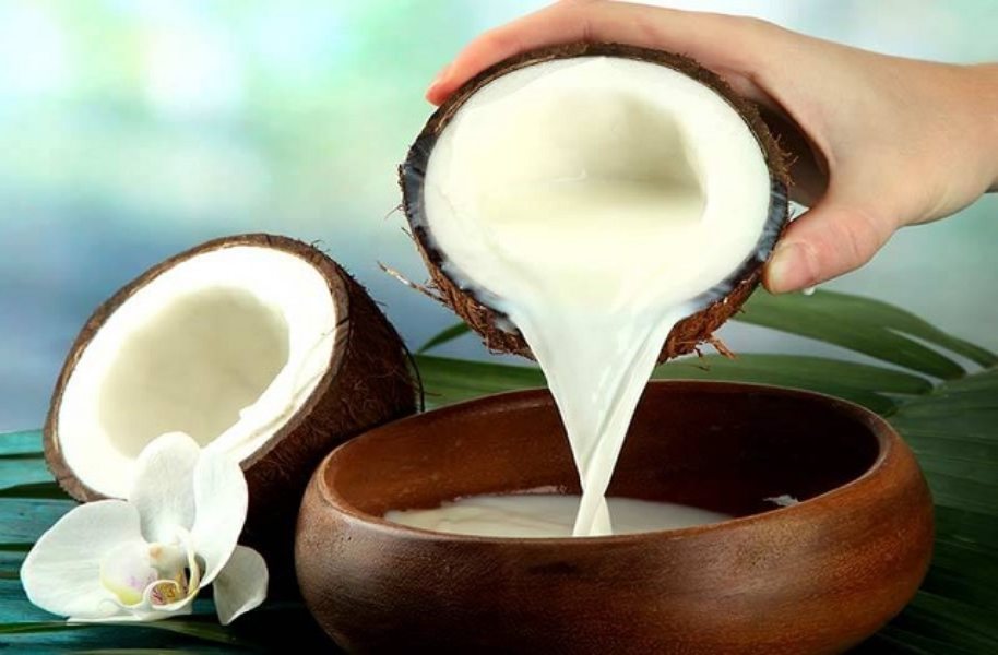 নারকেলের দুধ দিয়ে ঘরে বসেই করুন চুলের স্পা।