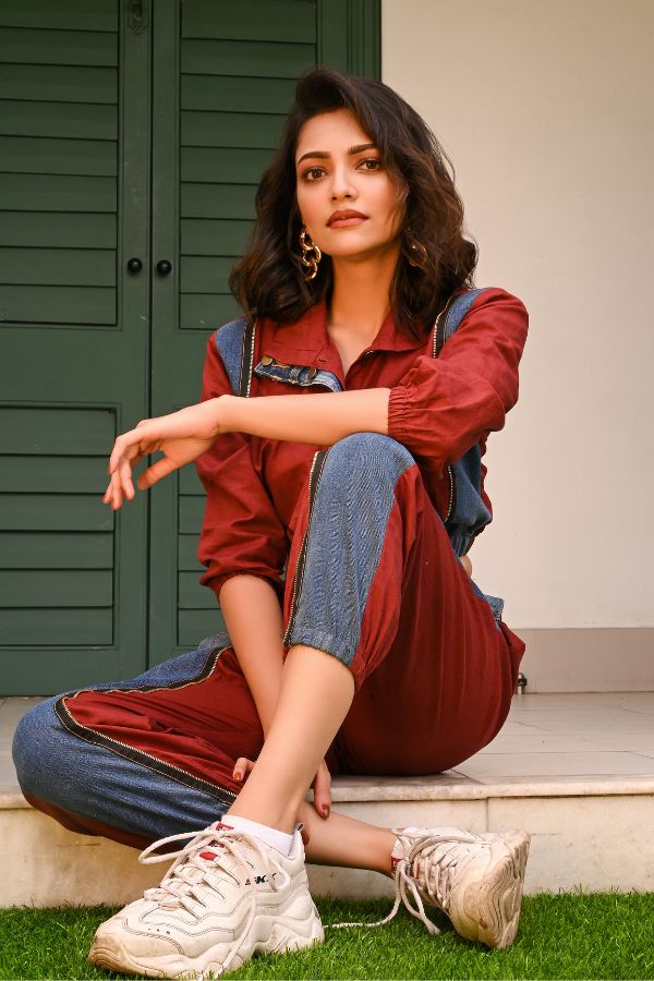 ডেনিমের সঙ্গে প্যাচ করা ট্রাউজার। সঙ্গে একই নকশার ক্রপ টপ।