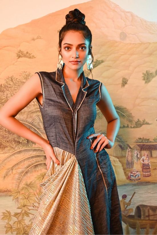 গোল্ডেন-ব্ল্যাক কম্বিনেশনের ফ্লোর লেন্থ গাউনে সান্ধ্য সাজে যেন আরও মোহময়ী সুস্মিতা।