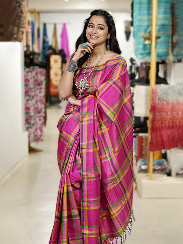 পুজোর সাজের জন্য সোহিনী বেছে নিলেন গোলাপি সিল্ক শাড়ি।