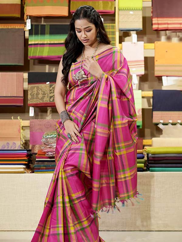 সিমায় সোহিনী গোলাপি শাড়ির সঙ্গে বেছে নিলেন ছিমছাম গয়না।