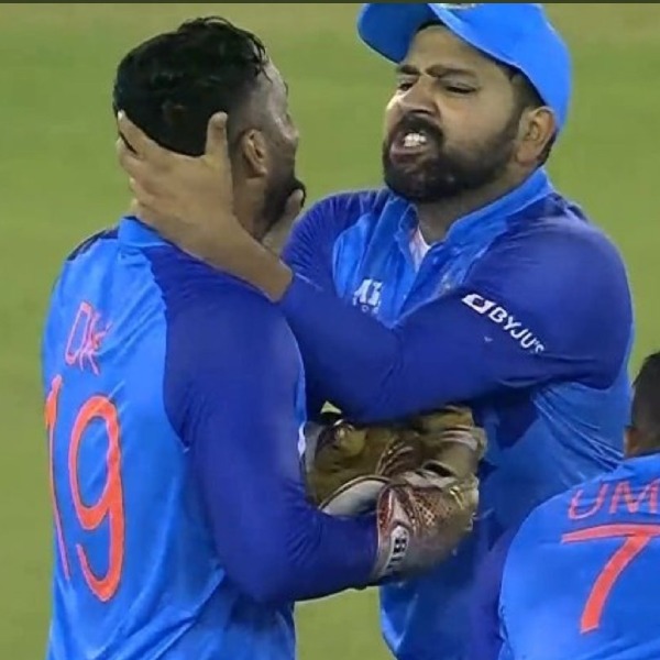 মাঠেই কার্তিক-রোহিত ঝামেলা।