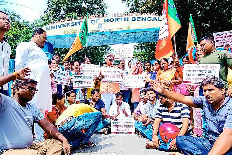 প্রতিবাদ: বিশ্ববিদ্যালয়ে এবিভিপি-র বিক্ষোভ। ছবি: স্বরূপ সরকার।