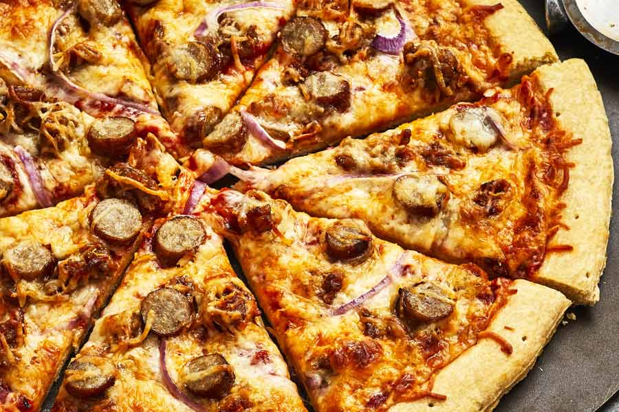 পিৎজা কমবেশি সকলেরই পছন্দের তালিকায় রয়েছে। এই পিৎজার টপিং হিসাবে কেউ কেউ সসেজ খাওয়া পছন্দ করেন। পিৎজা তৈরি করার সময় দু’ধরনের সসেজ ব্যবহার করা হয়।