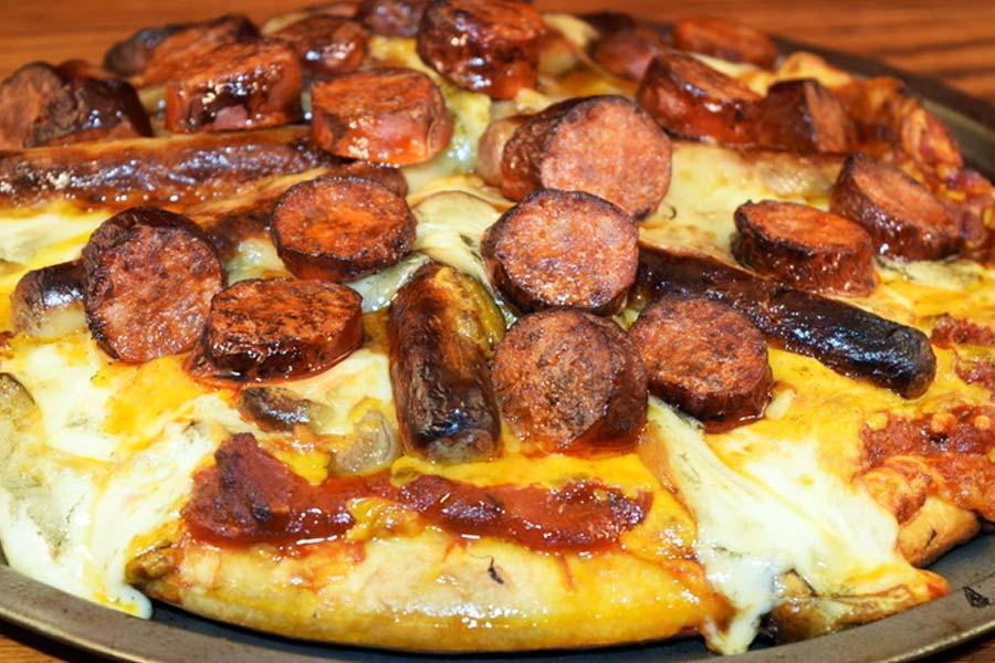 এক ধরনের সসেজ তৈরি করা হয় কোনও ব্যাকটেরিয়ার উৎসেচন পদ্ধতি ছাড়াই। কিন্তু বেশির ভাগ ক্ষেত্রে সসেজ তৈরি হয় ব্যাকটেরিয়ার উৎসেচন পদ্ধতির মাধ্যমে। আর এই ব্যাকটেরিয়া সংগ্রহ করা হয় শিশুদের মল থেকে।