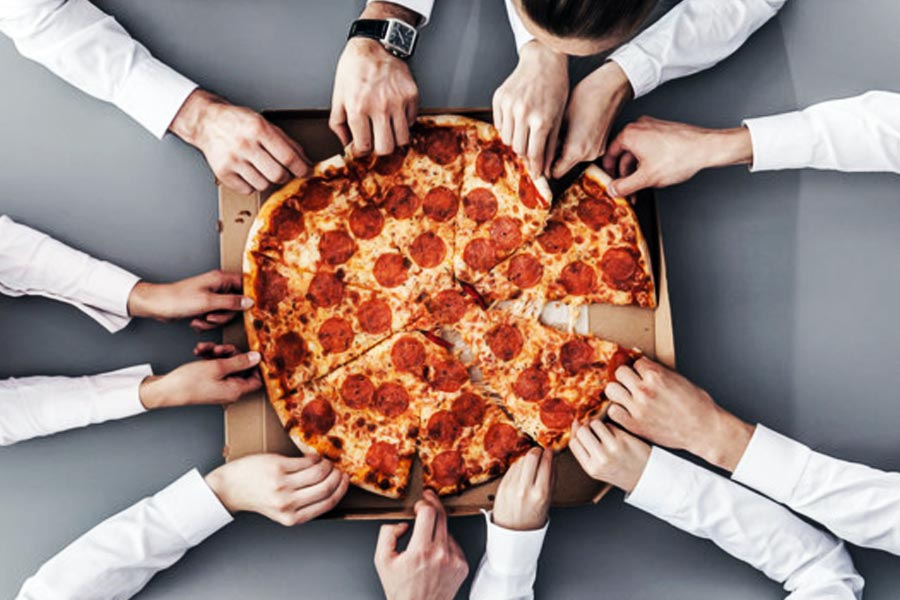 এই দুই ধরনের সসেজের স্বাদ, বর্ণ, গন্ধের কোনও পার্থক্য নেই। তাই আপনি শিশুর মল থেকে তৈরি সসেজ দেওয়া পিৎজা নিজের অজান্তেই কখন খেয়ে ফেলেছেন তা বোঝাও মুশকিল।