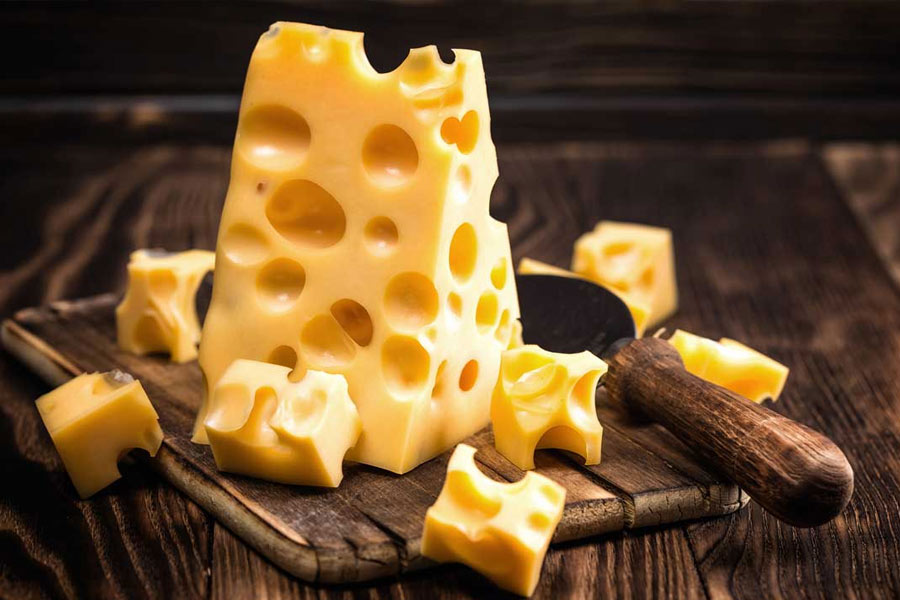 চিজ খেতে কে না ভালবাসে? তবে এই চিজ নিয়ে গবেষণা করার পর নতুন তথ্য জানা গিয়েছে। জীববিদ্যা বিশেষজ্ঞ ক্রিস্টিনা আগাপাকিস এবং গন্ধ বিশেষ়জ্ঞ সিসেল টোলাস চিজ নিয়ে পরীক্ষা করে জানিয়েছেন, এর মধ্যে মানবদেহ থেকে পাওয়া জীবাণু উপস্থিত রয়েছে।