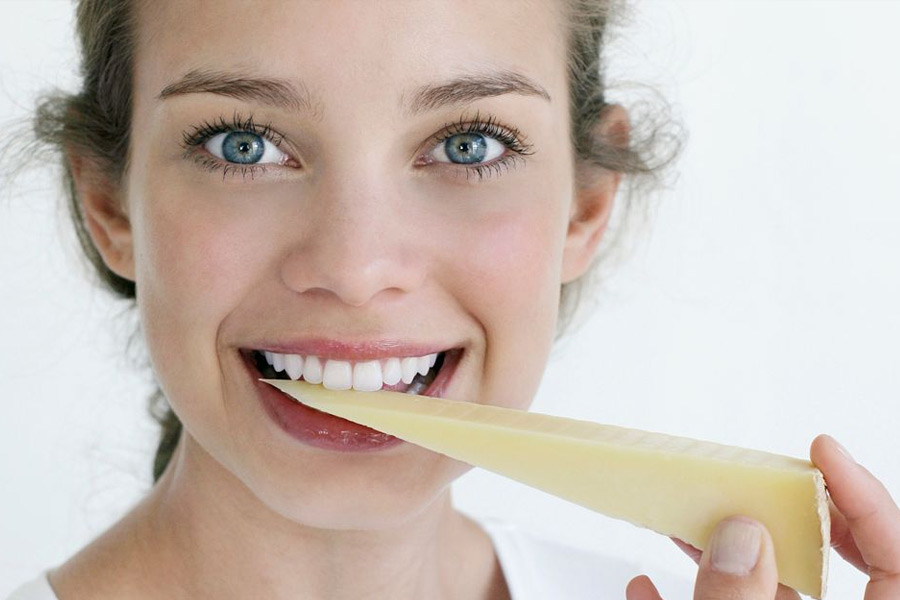 ১১ ধরনের চিজ কালচার করে তাঁরা জানিয়েছেন, মানুষের পায়ের আঙুলের ভাঁজে, নাভির ভিতর অথবা মুখের ভিতরে যে জীবাণু পাওয়া যায় তা চিজের মধ্যেও পাওয়া গিয়েছে।