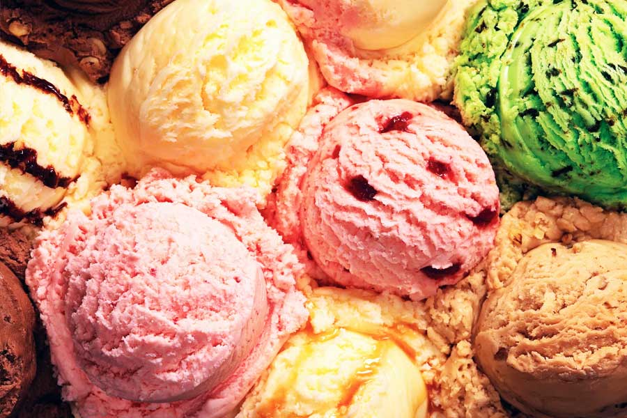 আইসক্রিম থেকে শুরু করে পুডিং, চুইং গাম— এই খাবারগুলি ক্যাস্টোরিয়াম থেকে বানানো হয়। বিভারের শরীরে থাকা ক্যাস্টর থলি থেকে ক্যাস্টোরিয়াম তৈরি হয়।