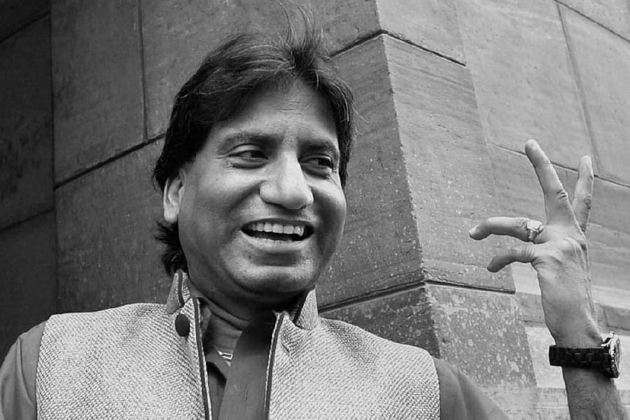 ৫৮ বছর বয়সে প্রয়াত হলেন বলিউডের কৌতুকশিল্পী রাজু শ্রীবাস্তব। হৃদ্‌রোগে আক্রান্ত হয়ে গত প্রায় দেড় মাস ধরে দিল্লির এমসে ভর্তি ছিলেন রাজু। মঙ্গলবার সকালে এই হাসপাতালেই তাঁর মৃত্যু হয়। কৌতুকশিল্পী রাজু ১০ অগস্ট জিমে শরীরচর্চা করার সময় হঠাৎই বুকে ব্যথা নিয়ে দিল্লি এমসে ভর্তি হন। এর পর থেকে ধীরে ধীরে রাজুর শারীরিক অবস্থা আরও জটিল হয়। জ্ঞান হারান। মস্তিষ্কও কাজ করা বন্ধ করে। পরে অবস্থার উন্নতি হলেও ১ সেপ্টেম্বর থেকে আবার ভেন্টিলেশনে দেওয়া হয় রাজুকে।