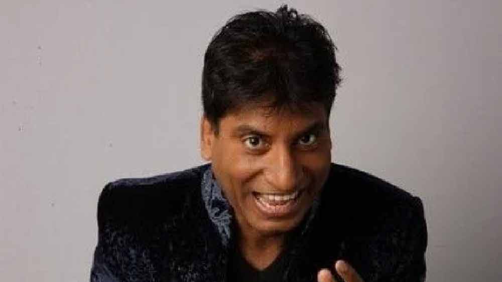 ছোট থেকেই তারকাদের গলা নকল করতে ভালবাসতেন রাজু। তাঁর এই প্রতিভার জন্য নিজের এলাকায় জনপ্রিয়তা লাভ করেছিলেন তিনি। সেখান থেকেই তাঁর কৌতুকশিল্পী হওয়ার ইচ্ছা জাগে।