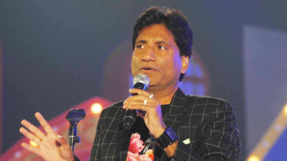 নিজের খরচ চালাতে নিরুপায় হয়ে অটোর স্টিয়ারিং ধরেন রাজু। তবে কৌতুকশিল্পী হওয়ার স্বপ্ন দেখা তখনও ছাড়েননি। ছোটখাটো অনুষ্ঠানে কৌতুক পরিবেশন করতে শুরু করেন তিনি।