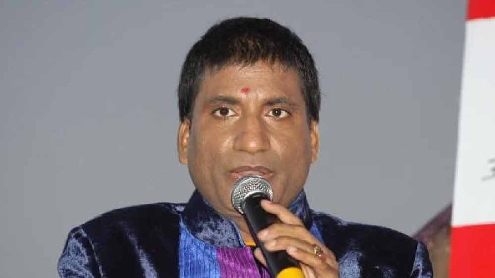 এক সময়ে রাজু রাজনীতিতেও পা দিয়েছিলেন। ২০১৪ সালে লোকসভা নির্বাচনে সমাজবাদী পার্টির হয়ে কানপুর থেকে প্রার্থী হন তিনি। কিন্তু তিনি দলের স্থানীয় ইউনিট থেকে যথেষ্ট সমর্থন পাচ্ছেন না, এই অভিযোগ তুলে ওই বছরের ১১ মার্চ প্রার্থিপদ প্রত্যাহার করে নেন। এর পরে, ১৯ মার্চ বিজেপিতে যোগ দেন রাজু।