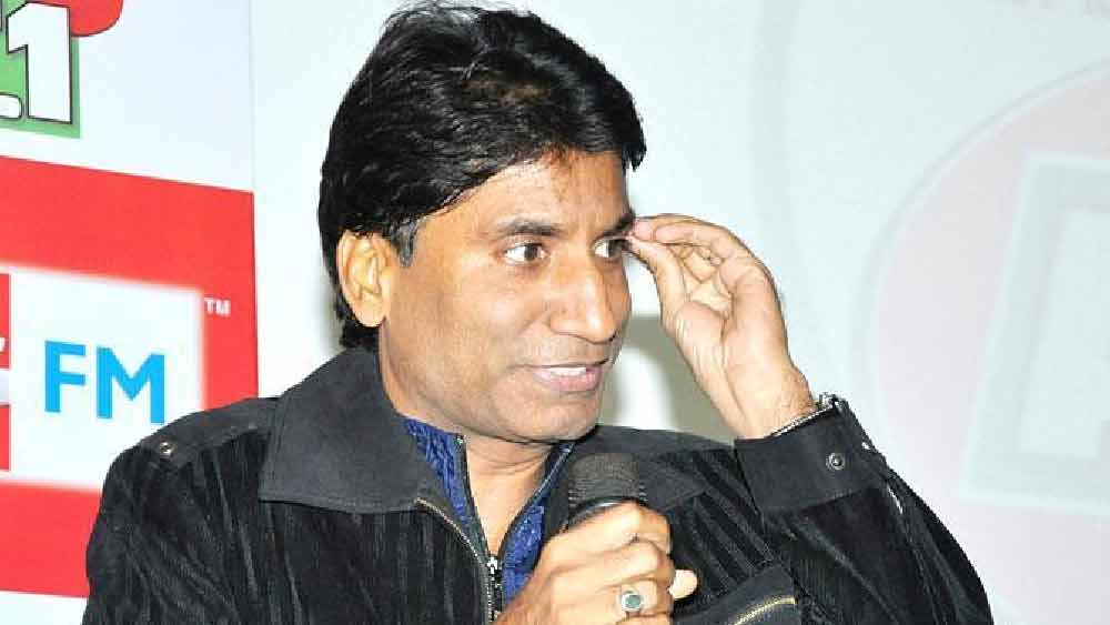 কৌতুকশিল্পী হিসাবে জনপ্রিয় হয়ে ওঠার আগে অনেক বলিউড সিনেমাতেও ছোট ছোট চরিত্রে অভিনয় করেছিলেন রাজু। এমনকি, ‘ম্যায়নে প্যায়ার কিয়া’ এবং ‘বাজিগর’-এর মতো সফল বলি সিনেমাতেও ছোট চরিত্রে অভিনয় করতে দেখা গিয়েছে তাঁকে।