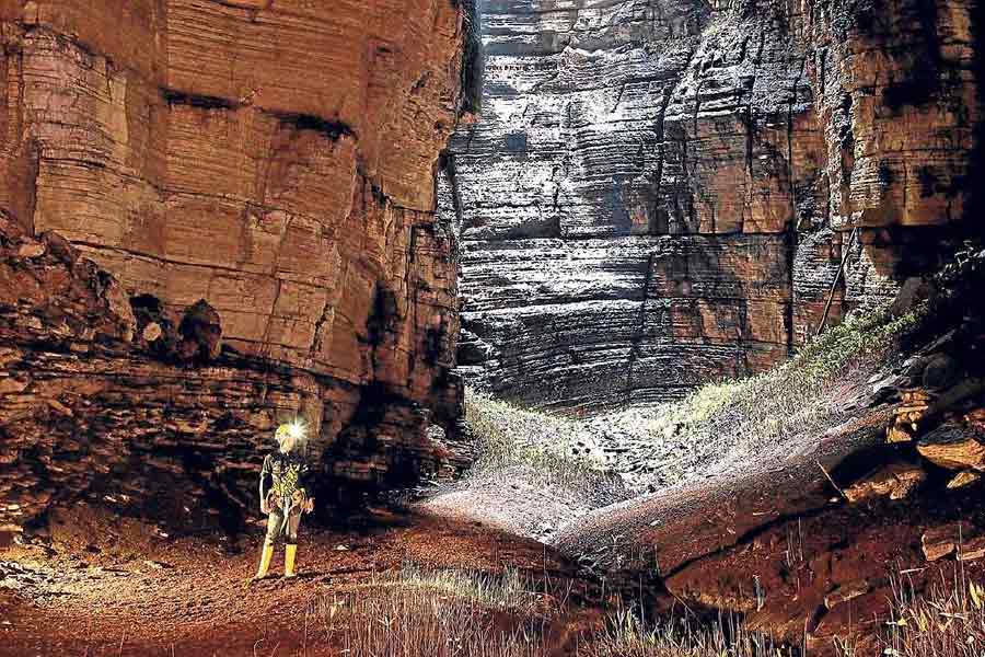 দক্ষিণ-পূর্ব ইকুয়েডরের সান্তিয়াগো ডি মেন্ডেজ শহর থেকে প্রায় ২৩ মাইল (প্রায় ৩৭ কিমি) দক্ষিণ-পূর্বে একটি বৃষ্টিঅরণ্যে  কুয়েভা দে লস টেয়োস গুহাগুলি রয়েছে। পেরুর সীমান্ত থেকে এই গুহাগুলির দূরত্ব খুব বেশি নয়।