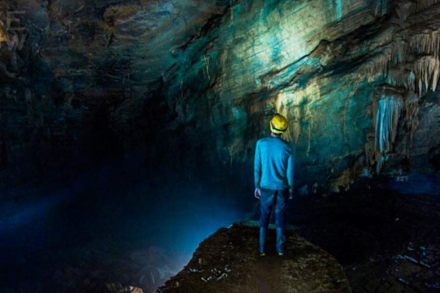 গুহাগুলির কাছাকাছি শুয়ের উপজাতির বাস। প্রথমে নৌকায় চেপে ও পরে পায়ে হেঁটে এই গুহায় পৌঁছনো যায়। ম্যাকাস শহর থেকে হেলিকপ্টারে করেও এই গুহাগুলিতে যাওয়ার ব্যবস্থা রয়েছে।