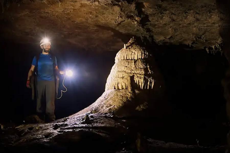বিগত বহু দশক ধরে শুয়েররাই এই গুহাগুলির ‘মালিক’। ১৯৫০ এবং ৬০-এর দশক থেকে সোনা পাওয়ার লোভে এই গুহাগুলির আশেপাশে মানুষের আনাগোনা বাড়তে থাকে।
