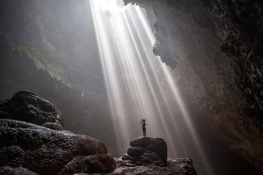 এর ঠিক তিন বছর পর অর্থাৎ ১৯৭১ সালে এরিক ‘দ্য গোল্ড অফ দ্য গডস’ নামে আরও একটি বই লেখেন। এই বইয়ে তিনি কুয়েভা দে লস টেয়োস সম্পর্কে এমন কিছু তথ্য লেখেন যা রাতারাতি বহু মানুষের দৃষ্টি আকর্ষণ করেছিল।