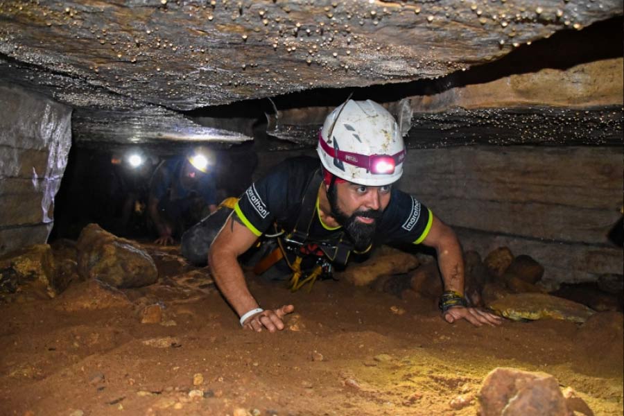 ‘দ্য গোল্ড অফ দ্য গডস’-এ, জ্যানোস জুয়ান মরিকজ নামে এক অভিযাত্রীর অভিজ্ঞতার কথা বর্ণনা করেছিলেন এরিক। এই বইয়ে তিনি লেখেন, জ্যানোস ১৯৬৯ সালে এই গুহাগুলিতে প্রবেশ করেন। গুহার ভিতরে জ্যানোস সোনার ভান্ডার, অদ্ভুত শিল্পকর্ম, ভাস্কর্য এবং ধাতব পাতে সংরক্ষিত বিভিন্ন তথ্য লেখা একটি ‘ধাতব গ্রন্থাগার’ খুঁজে পান বলেও এরিক এই বইয়ে উল্লেখ করেন।