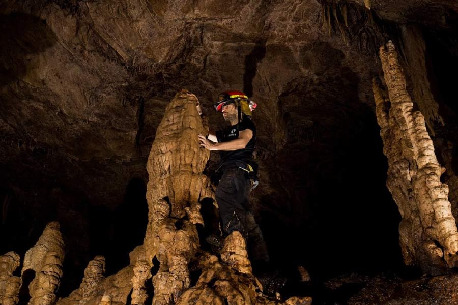 এরিক এই বইয়ে জ্যানোসের অভিজ্ঞতার বিবরণ দিয়ে এ-ও দাবি করেন যে, এই গুহাগুলি কৃত্রিম উপায়ে তৈরি এবং উন্নত সভ্যতার মানুষেরা এই গুহাগুলি তৈরি করেছিলেন। তবে প্রাকৃতিক বিপর্যয়ের মুখে পড়ে ধ্বংস হয়ে যায় সেই সভ্যতা।