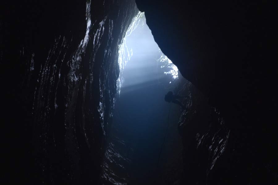 এরিকের বই পড়ে সোনা এবং ধাতব গ্রন্থাগার খুঁজে পেতে কুয়েভা দে লস টেয়োস গুহাগুলিতে যাওয়ার হিড়িক বেড়ে যায়।