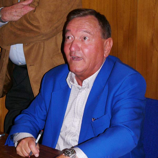 সুইস লেখক এরিক ভন ডেনিকেন ১৯৬৮ সালে ‘চ্যারিয়টস অফ দ্য গডস’ নামে একটি বই লেখেন। সেই বইয়ে তিনি মহাকাশ নিয়ে বিভিন্ন মনগড়া তত্ত্ব লিখেছিলেন। এই লেখা নিয়ে অনেক বিতর্কও তৈরি হয়।