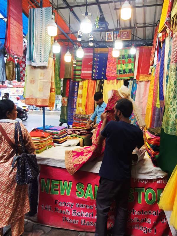 গত দু’বছরের তুলনায় এ বছর পুজোর বাজার বেশ ভালই চলছে গড়িয়াহাটে। 