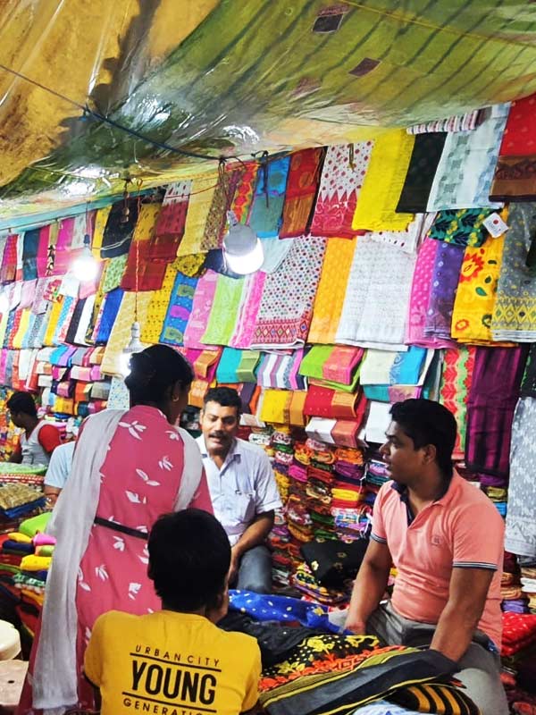 স্বল্প দামে গড়িয়াহাটের ফুটেই পেয়ে যাবেন নানা ধরনের শাড়ি। 