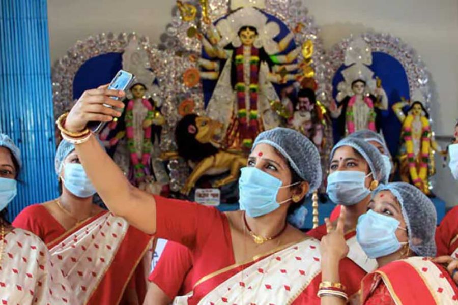 করোনার পর থেকে নিত্যদিনের মূল্যবান সঙ্গী মাস্ক। তবে, করোনার দাপট খানিক কমে আপাতত কিছুটা স্বস্তি বাড়িয়েছে। বেড়েছে সুস্থতার হারও। কিন্তু তাই বলে তো আর মাস্ককে একেবারে ব্রাত্য না করা যায় না! সাবধানের মার নেই। পুজোর ভিড়ে তাই যদি সাজেরও অঙ্গ হয়ে ওঠে মাস্ক, তবে আপনিও থাকবেন সুরক্ষিত। 