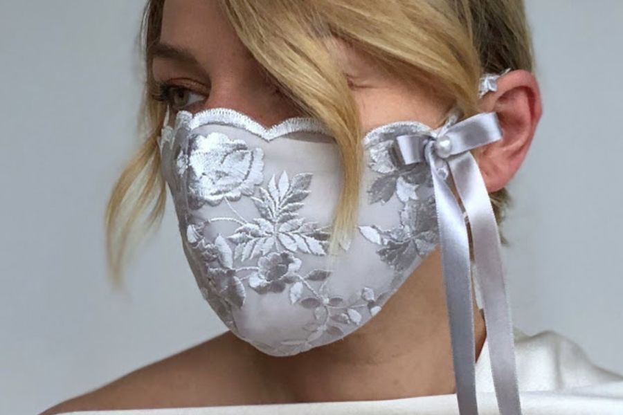 মাস্কের আড়ালে ঢাকা পড়ছে সাধের লিপস্টিক। অগত্যা মাস্কই বরং হোক ফ্যাশনেরও মূলমন্ত্র। ডিজাইনার মাস্ক না বেনারসী? নাকি তাল মেলাবেন যুগের হাওয়ায়? রইল তারই সুলুকসন্ধান। 