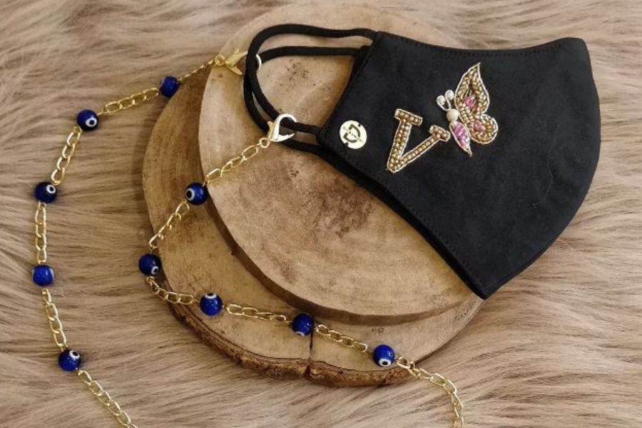 চেন দেওয়া মাস্ক: এ বারের পুজোর ফ্যাশনে হিট চেন দেওয়া মাস্ক। প্রিন্টেড কাপড়ের সঙ্গে চেন লাগানো মাস্কে ভিন্ন সাজে সেজে তাক লাগিয়ে দিতেই পারেন!