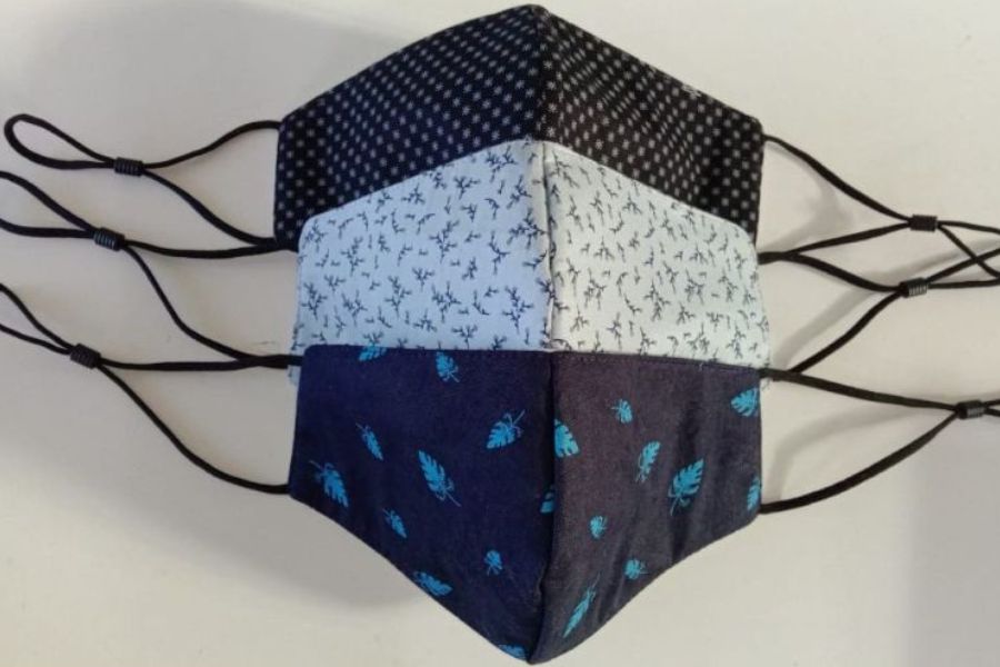 প্রিন্টেড মাস্ক: এ বার পুজোয় নানা রঙের প্রিন্টেড মাস্ক বেশ সাড়া ফেলেছে। রকমারি পোশাকের সঙ্গে তার যুগলবন্দিতে নিজেকে করে তুলতে পারেন অনন্যা।