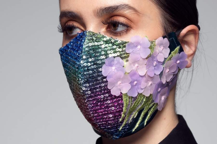 ডিজাইনার মাস্ক: পোশাক যদি হয় ডিজাইনার, তা হলে মাস্ক কী দোষ করল? এই উৎসবের মরসুমে চাহিদা বেশি ডিজাইনার মাস্কেরই। পুজোয় এক্সক্লুসিভ লুকে চমকে দিয়েই দেখুন না!