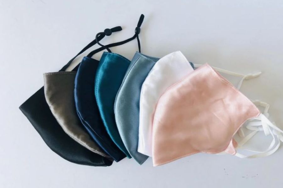 সিল্কের মাস্ক: মুর্শিদাবাদ সিল্ক বা বিষ্ণুপুরী সিল্কের কাপড়ে তৈরি এই মাস্ক কিন্তু বেশ আরামদায়ক। পুজোর ভিড়ে ঠাকুর দেখার সময়ে আরাম পেতে এই ধরনের মাস্কে ভরসা রাখতে পারেন। 