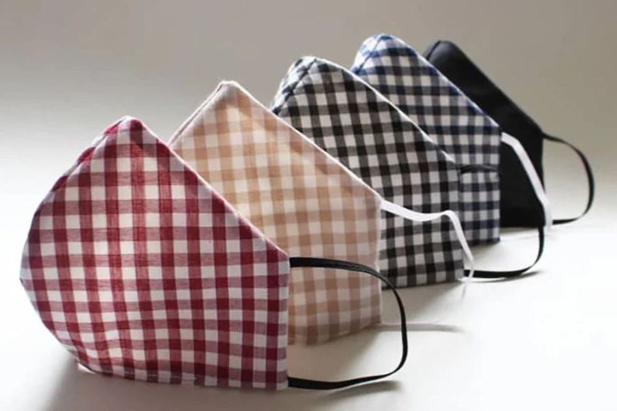 চেক প্যাটার্নের মাস্ক: মেয়েদের জন্য একাধিক অপশন থাকলে ছেলেরাই বা বাদ যায় কেন! সে কথা মাথায় রেখেই ছেলেদের জন্য বাজারে এসেছে চেক প্যাটার্নের মাস্ক।পুজোর ফ্যাশনে ক্যাজুয়াল শার্টের সঙ্গে এমন মাস্ক কিন্তু নজরকাড়া। 