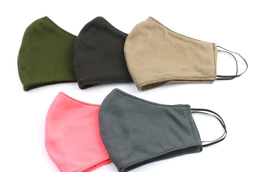 একরঙা মাস্ক: এই সময়ে এক রঙা মাস্কও রয়েছে ফ্যাশনে। লাল, নীল, হলুদ কিংবা সবুজ- যে কোনও এক রঙের মাস্ক পশ্চিমি সাজে করবে বাজিমাত! 