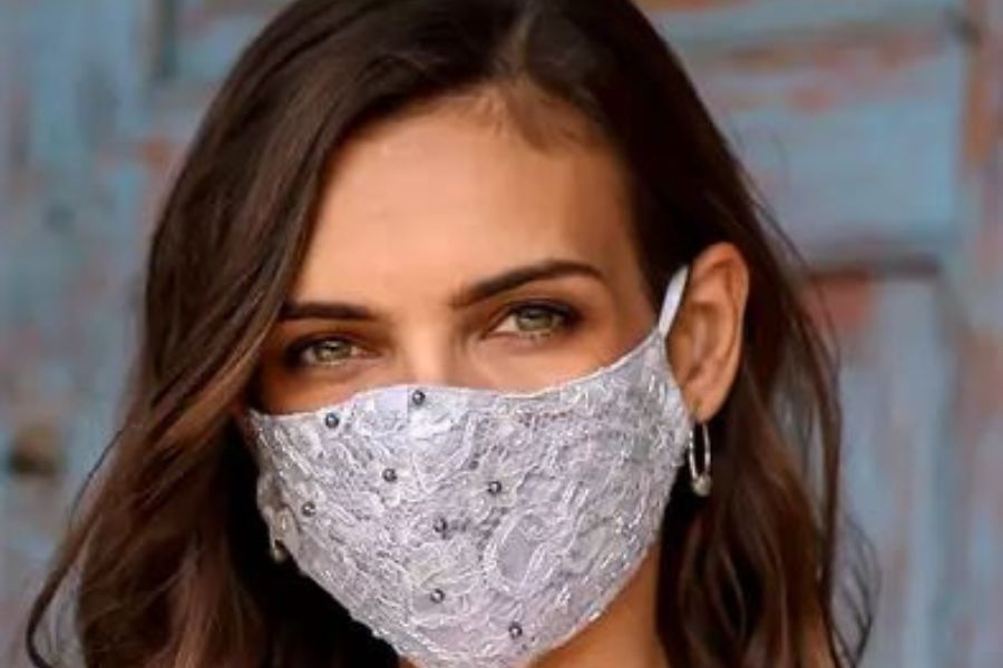 বিডস দেওয়া মাস্ক: মাস্কের সঙ্গে বিডস লাগানো। সঙ্গে আবার চেন। আধুনিক এই মাস্কের লুক কিন্তু আপনাকে করে তুলতে পারে সবচেয়ে নজরকাড়া।  