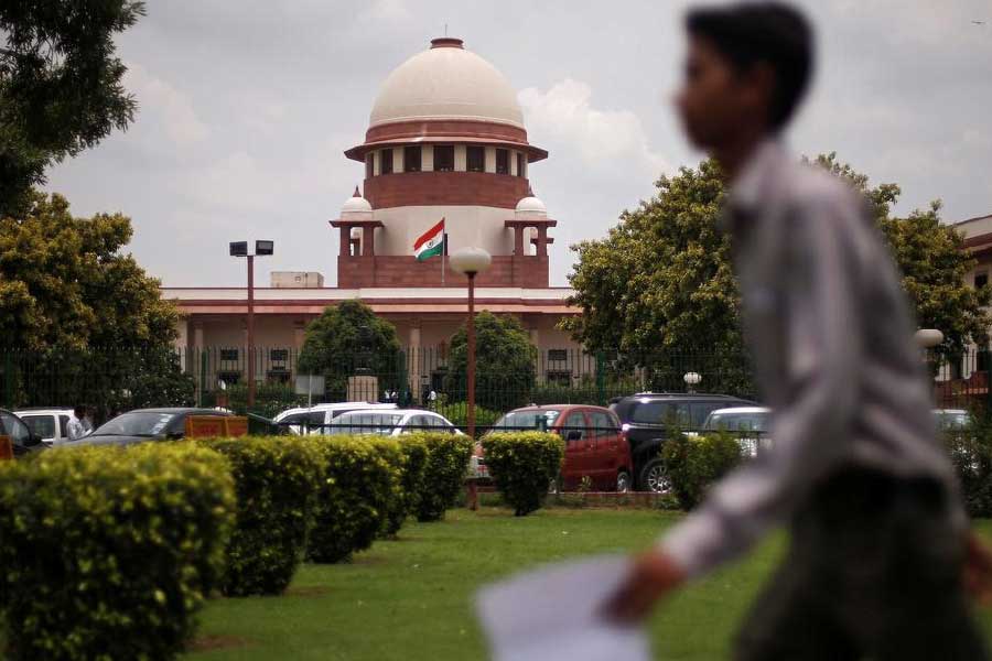 দাউদি বোহরাদের বহিষ্কারের বিষয়ে আইনি লড়াইয়ের দীর্ঘ ইতিহাস রয়েছে। ১৯৪৯ সালের নভেম্বরে, ‘বম্বে প্রিভেনশন অফ এক্সকমিউনিকেশন অ্যাক্ট’ পাস করে বম্বে প্রসিডেন্সি।