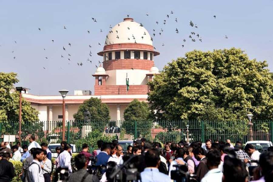 ১৯৯৪ সালে এই মামলা দুই বিচারপতির বেঞ্চ থেকে সাত বিচারপতির বেঞ্চে সরানো হয়। ২০০৪ সালে এই মামলাটি পাঁচ বিচারপতির ডিভিশন বেঞ্চে পাঠানো হয়।