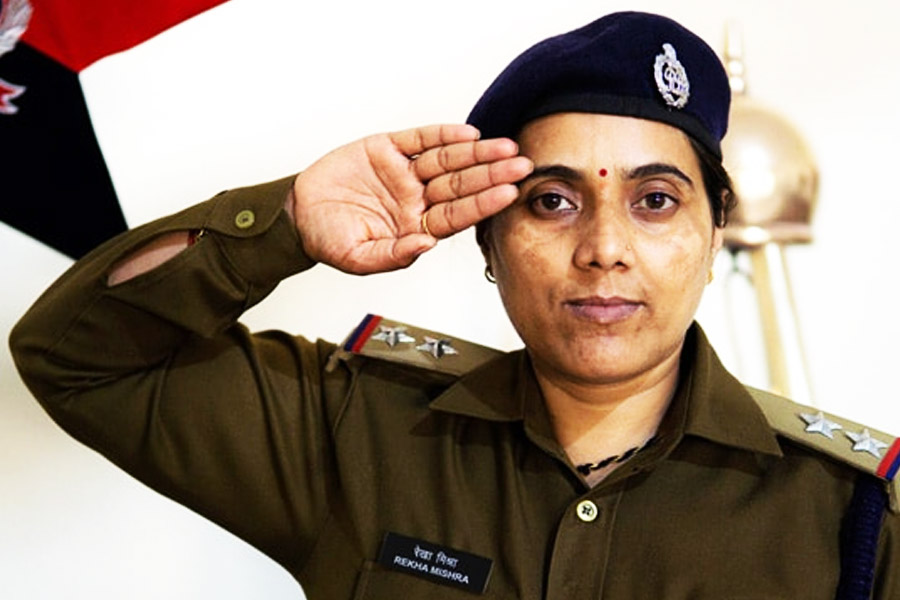 পুলিশের চাকরিতে রয়েছেন বছর আটেক। এই স্বল্প সময়েই ১,৪০০-র বেশি নিখোঁজ শিশু, কিশোর-কিশোরীকে উদ্ধার করেছেন। কর্মক্ষেত্রে তাঁর দক্ষতাকে কুর্নিশ করেছে ভারত সরকারও। সেই স্বীকৃতি হিসাবে পেয়েছেন রাষ্ট্রপতি পুরস্কার। তবে সেই সম্মানের সঙ্গে প্রাপ্ত অর্থ অর্থাৎ এক লক্ষ টাকা অক্লেশে দান করে দিয়েছেন রেখা মিশ্র।