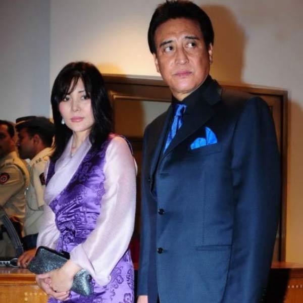 মায়ের শেষ ইচ্ছা রাখতে ১৯৯০ সালে গাওয়াকে বিয়ে করেন অভিনেতা।