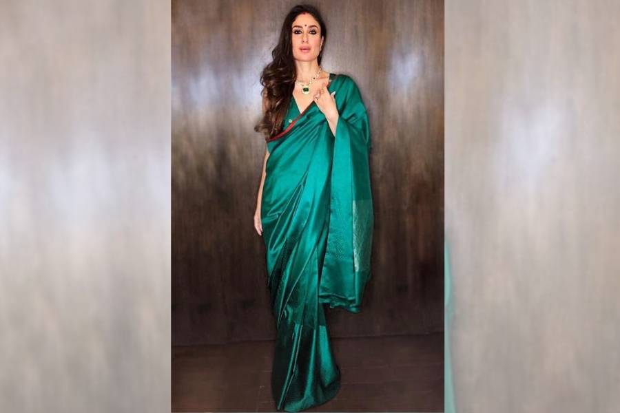 পান্না সবুজ রঙের সাটিন শাড়ির সঙ্গে পুজোর সময় পরতে পারেন ভারী সাবেকি গয়না। 