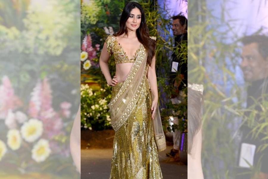 করিনার মতো আপনিও যদি ভারী কাজ করা জমকালো লেহঙ্গা বা শাড়ি পছন্দ করেন তাহলে সোনালি জরি বা সিকুইন কাজের শাড়ি কিনে নিন। এবং কোনও অনুষঙ্গ ছাড়াই হালকা মেকআপে সাজুন। 